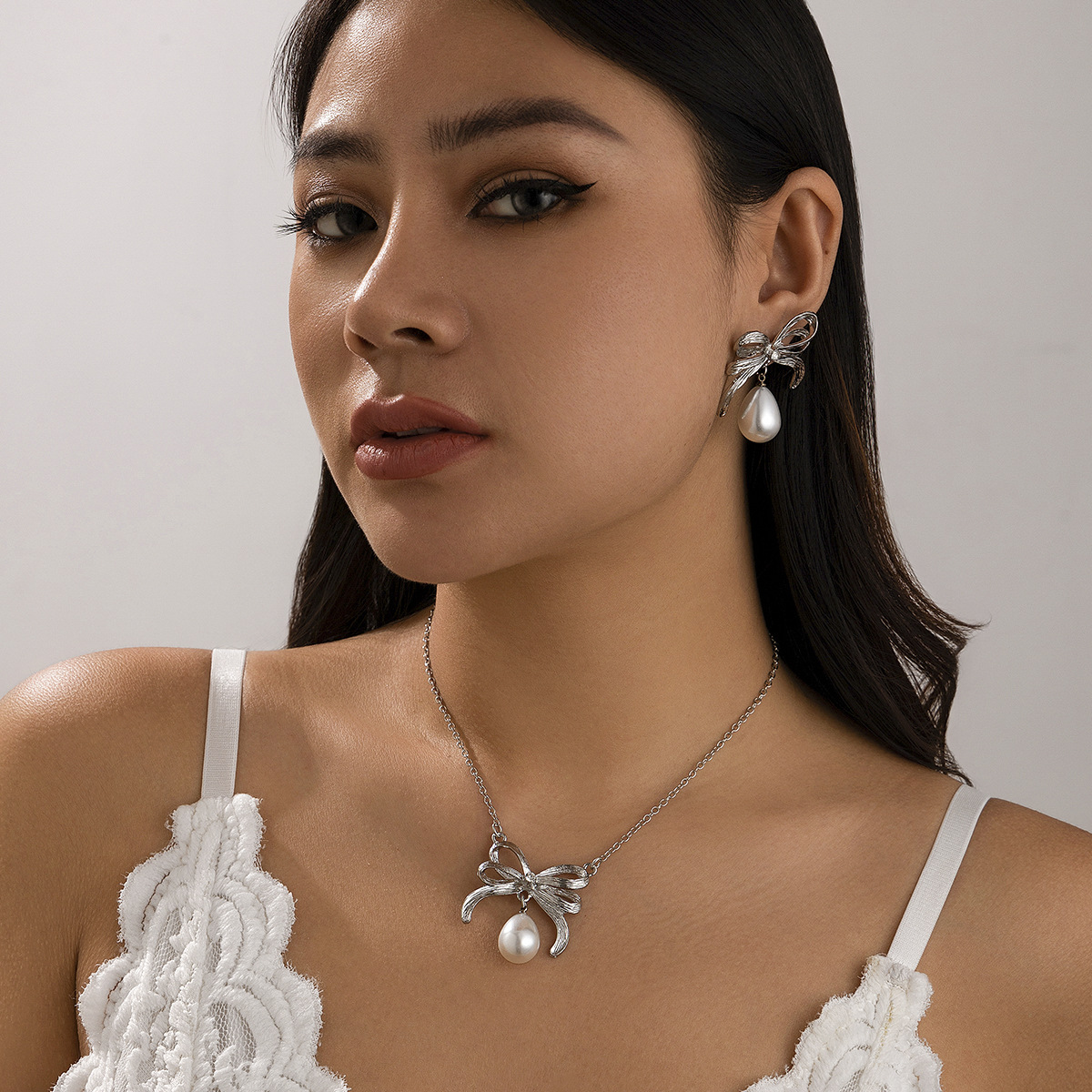 Cuello Redondo con Nudo Mariposa Cadena de Cruz de Metal Imitación Perla Cadena de Clavícula — imagen 2
