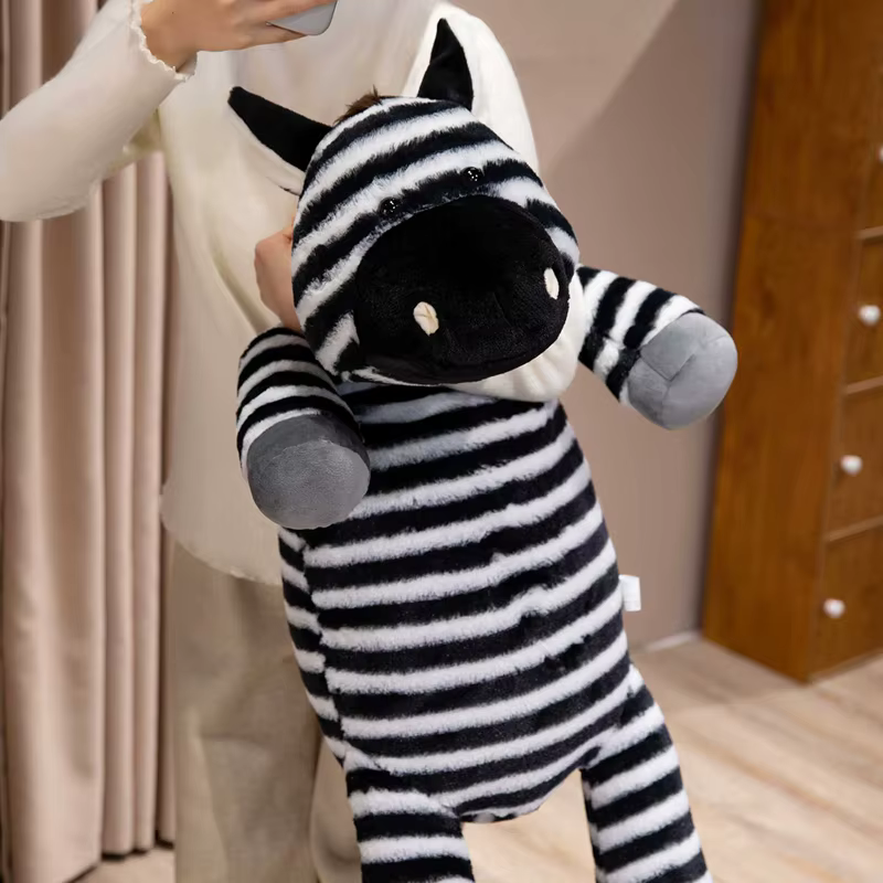 Muñeca de Algodón de Zorro Negro y Blanco con Rayas Suaves para Amantes del Safari Figura de Animales para Escalera Regalo Cumpleaños — imagen 2