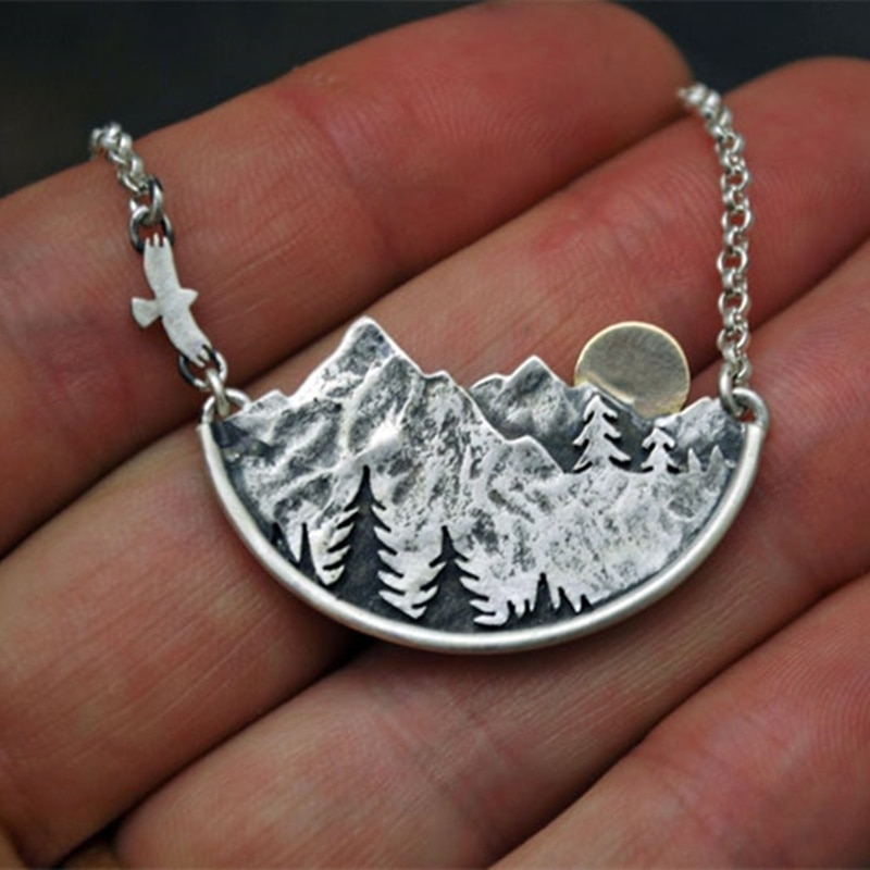 Collar de Paisaje de Montaña 'La Aventura Espera', Dije Dorado con Sol, Ave Volando y Pinos, Joyería de Moda para Mujer — imagen 5