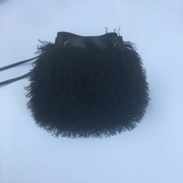 Bolso de cubo de lana de pelo largo para mujer, lujo, con piel de oveja mongol, estilo playa, piel de lana falsa, bolso de hombro de una mano — imagen 4