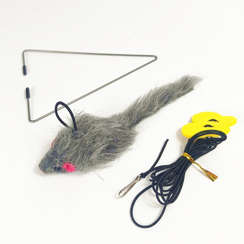 Clip triangular para colgar en la puerta: pequeño ratón que juega con el juguete de gato en suspensión — imagen 5