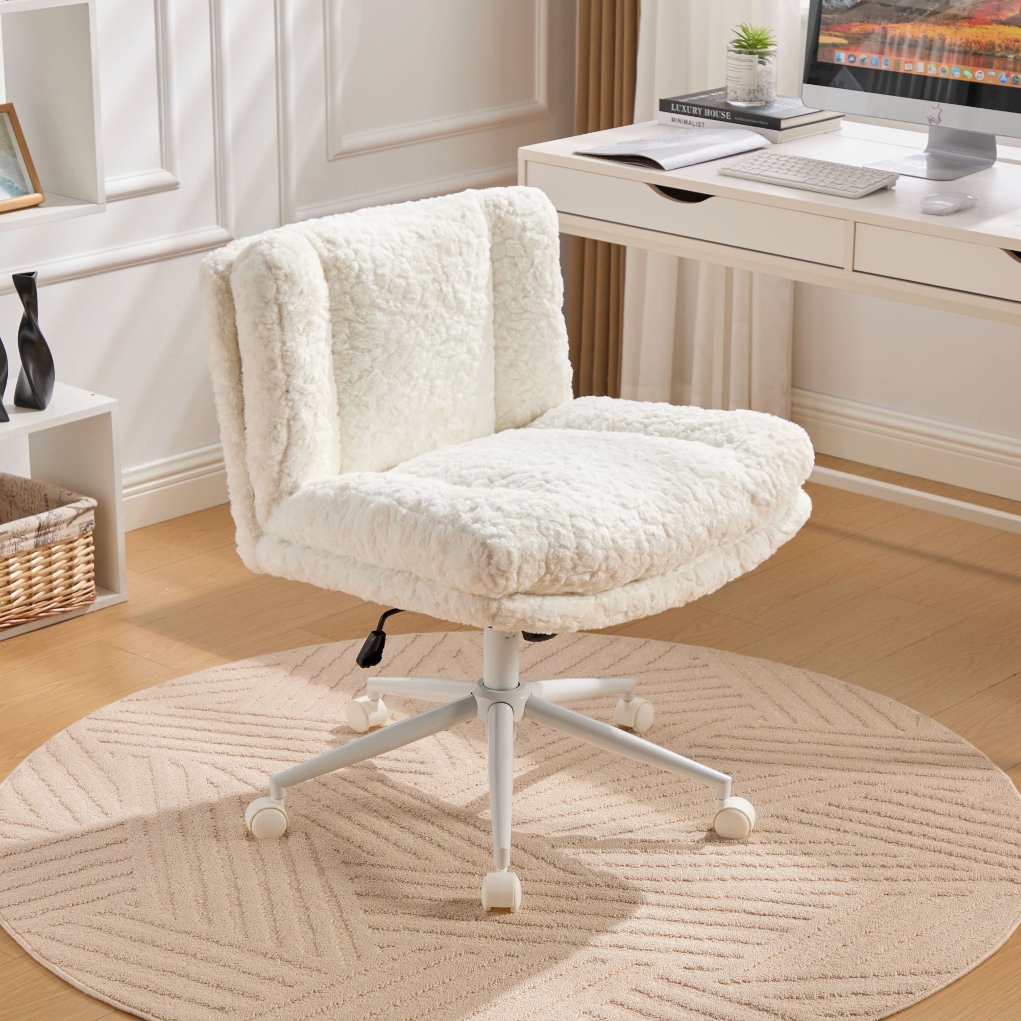 Silla de Oficina con Asiento más Ancho de 26.4 Pulgadas, Silla para Hogar con Pelo de Conejo Artificial y Base Metálica, Silla de Escritorio Regulable con Giratorio y para Vestidor en Crema — imagen 1