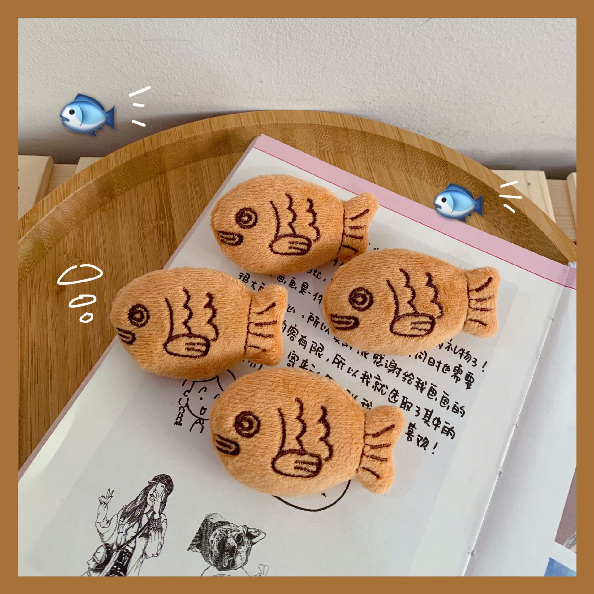 Broche de Peces Cómicos de Plush para Bolsa o Chaqueta con Forma de Pez — imagen 1