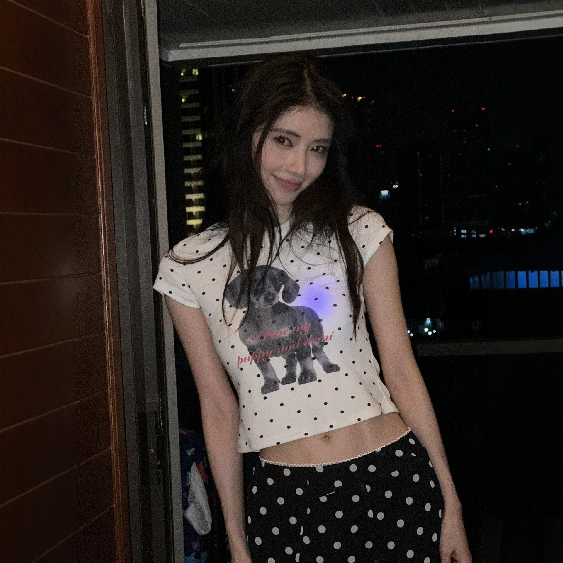 Camiseta de mujer con estampados de perros y puntos negros — imagen 5