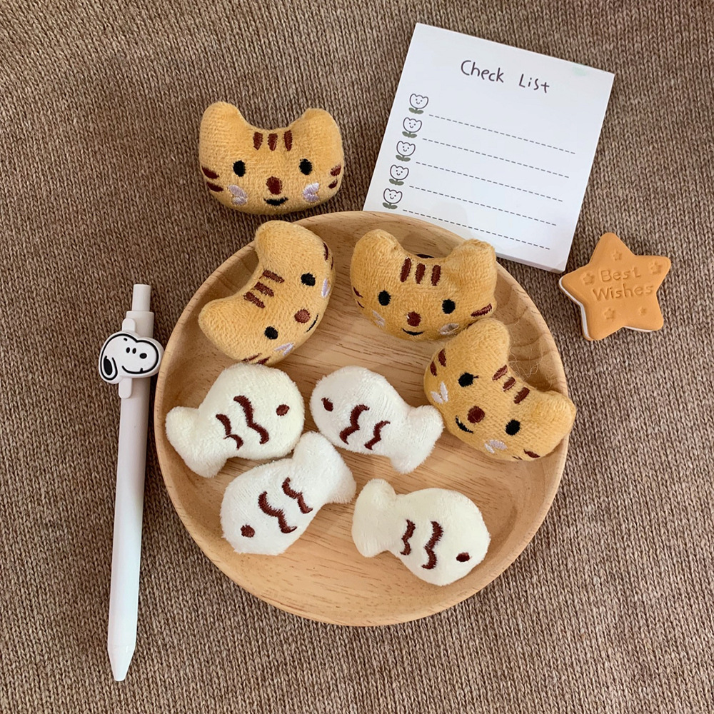 Broche de Peluche Estilo Ins de Gatito y Pez de Caricatura, Accesorio Creativo Japonés Adorable, Pin Decorativo con Personalidad para Estudiantes — imagen 2