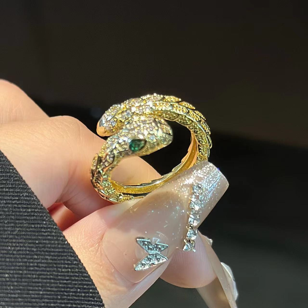Anillo geométrico personalizado en forma de serpiente para mujeres con micrograbado de cobre puro y zircón abierto — imagen 2