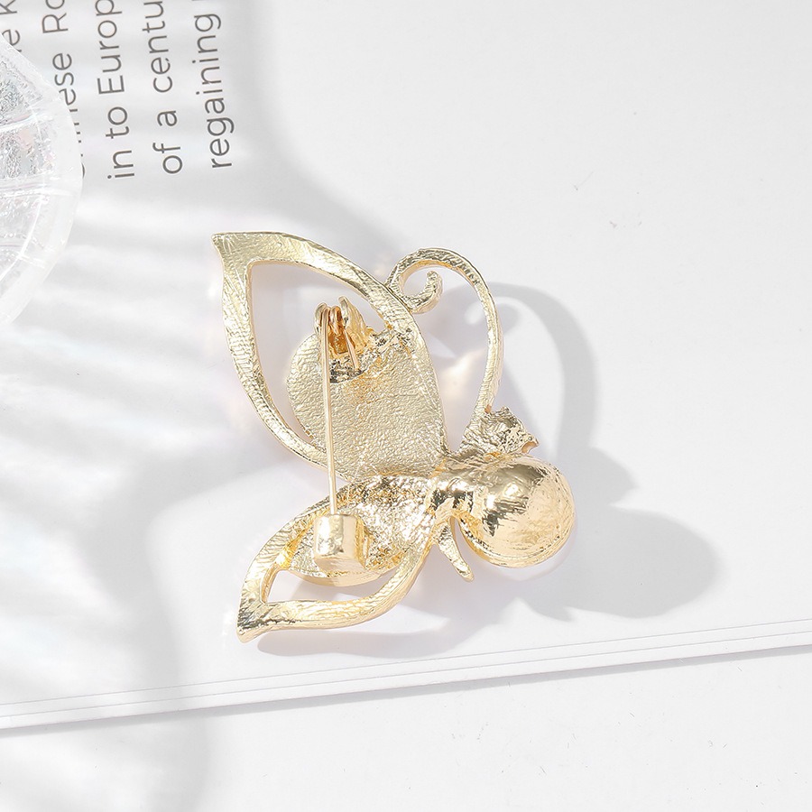 Nueva broche de mariposa de madreperla falsa, estilo hueco, para chaqueta de traje, accesorios de ropa, pins — imagen 2
