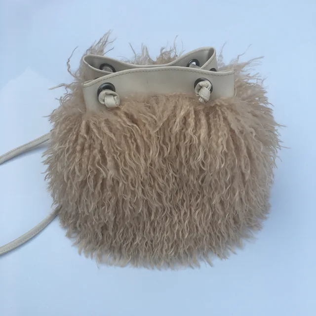 Bolso de cubo de lana de pelo largo para mujer, lujo, con piel de oveja mongol, estilo playa, piel de lana falsa, bolso de hombro de una mano — imagen 15