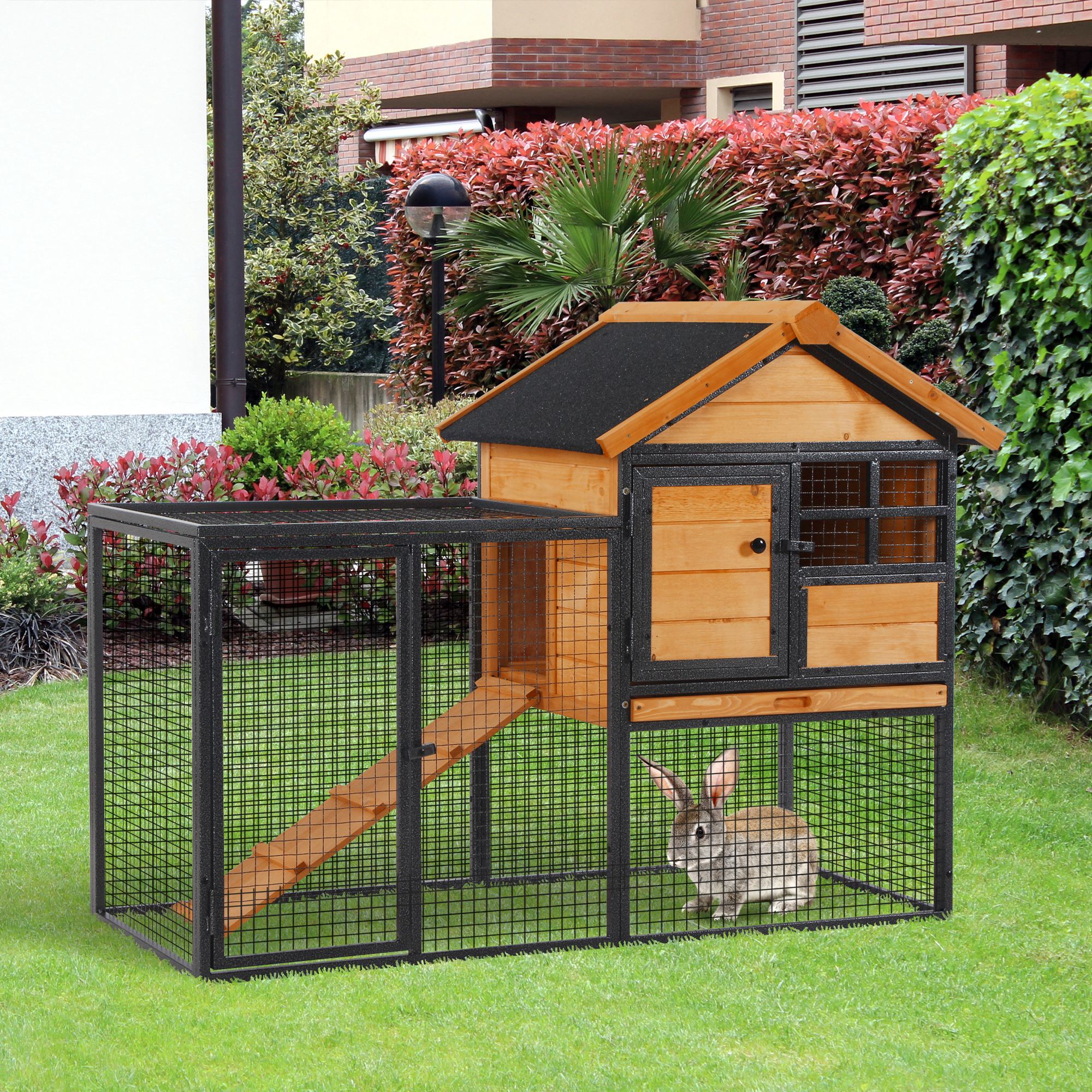 Casa para Conejos Exteriores con Accesorio de Deslizamiento y Piso Elevado, Madera Natural y Negro — imagen 1