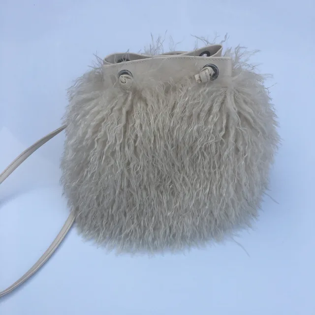 Bolso de cubo de lana de pelo largo para mujer, lujo, con piel de oveja mongol, estilo playa, piel de lana falsa, bolso de hombro de una mano — imagen 18