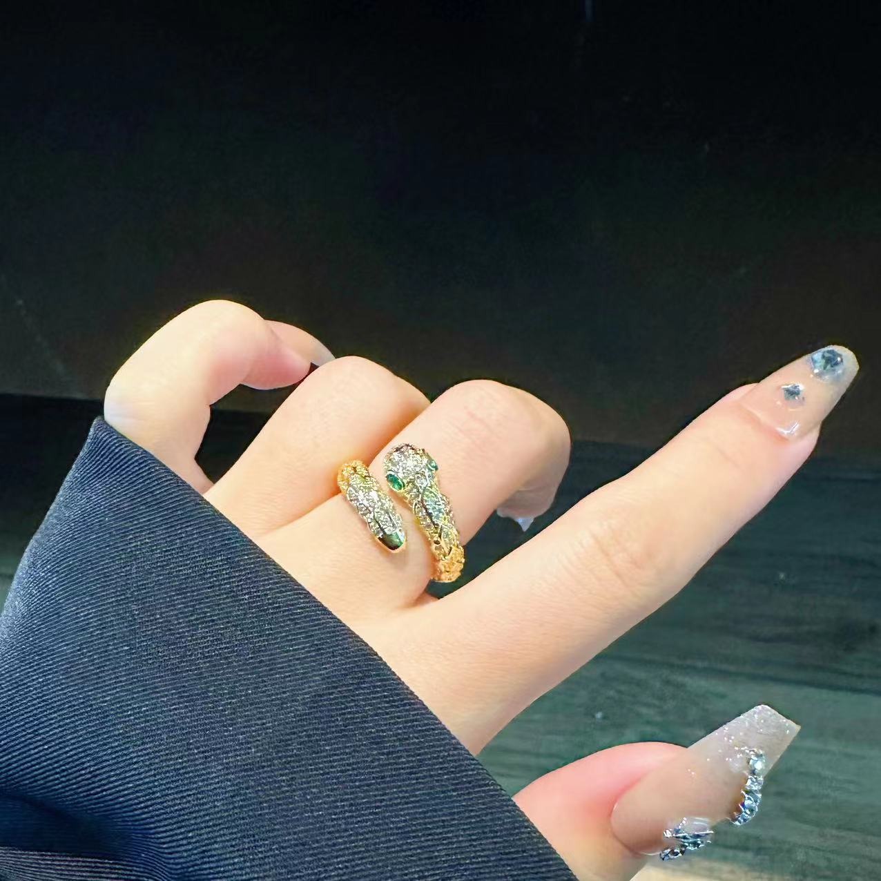 Anillo geométrico personalizado en forma de serpiente para mujeres con micrograbado de cobre puro y zircón abierto — imagen 5