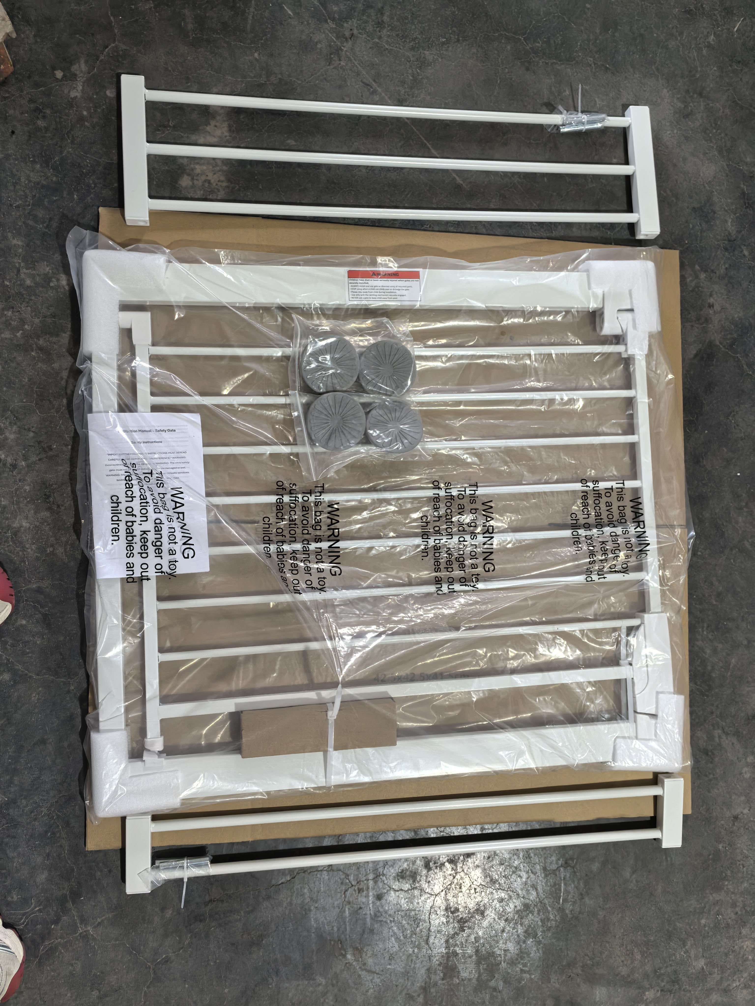 Reja para Bebés Ancha de 29.5-45.3" con Protector de Pared para Escaleras, Reja para Perros de Interior para Puertas, Sin Taladrar, Montaje a Presión, Rejas para Mascotas para Niños, Reja de Seguridad Fácil de Cruzar, Blanca — imagen 9