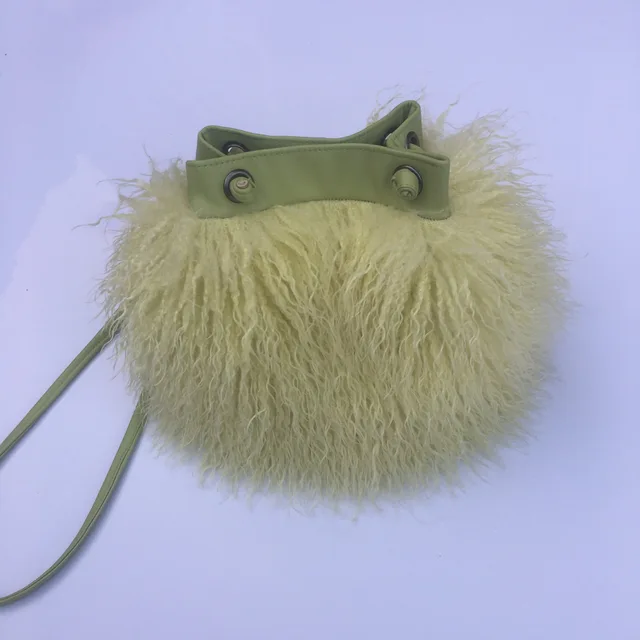 Bolso de cubo de lana de pelo largo para mujer, lujo, con piel de oveja mongol, estilo playa, piel de lana falsa, bolso de hombro de una mano — imagen 10