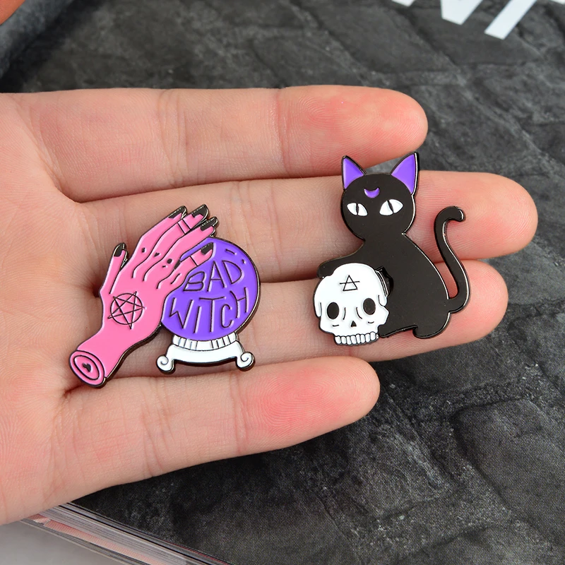 Pin de esmalte retro Bad Witch con calavera de gato negro y bola de cristal, broche insignia, joyería decorativa de Halloween para cowboys — imagen 1
