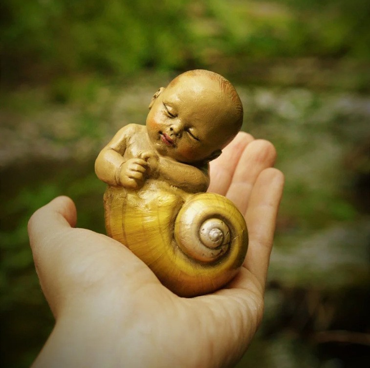 Ornamento de Resina para Jardín - Muñeca Dormida en Concha — imagen 3