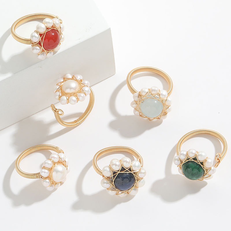 Anillo de Perlas Naturales de Agua en Mármol Rojo con Oro 14K Envuelto a Mano — imagen 1
