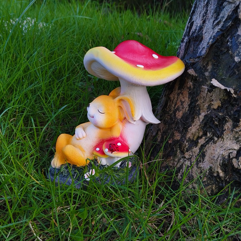 Decoraciones de jardín al aire libre simuladas de conejo y setas — imagen 5