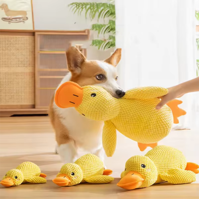 Perro durmiendo con un abrazo de juguetes de pato amarillo para aliviar la aburrición de juguete de peluche interactivo de mascota pequeña — imagen 1