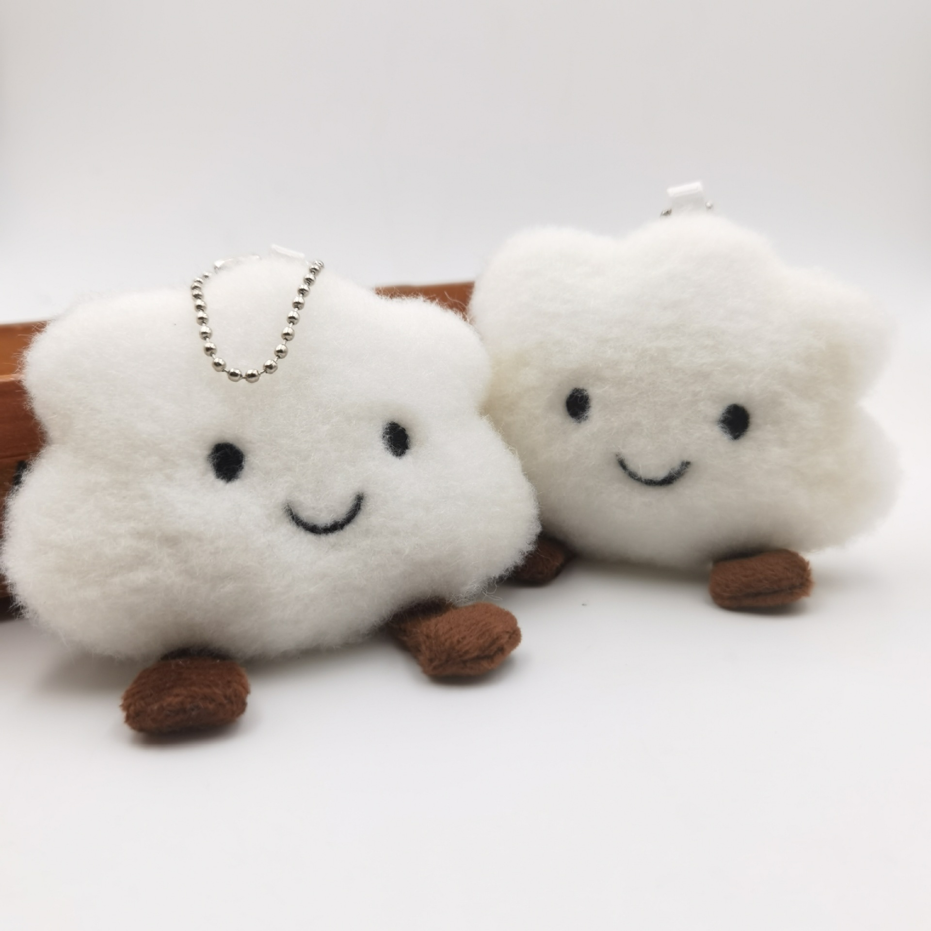 Muñecos de Cabeza de Animales de Peluche con Rostros Sonrientes y Nubes — imagen 1