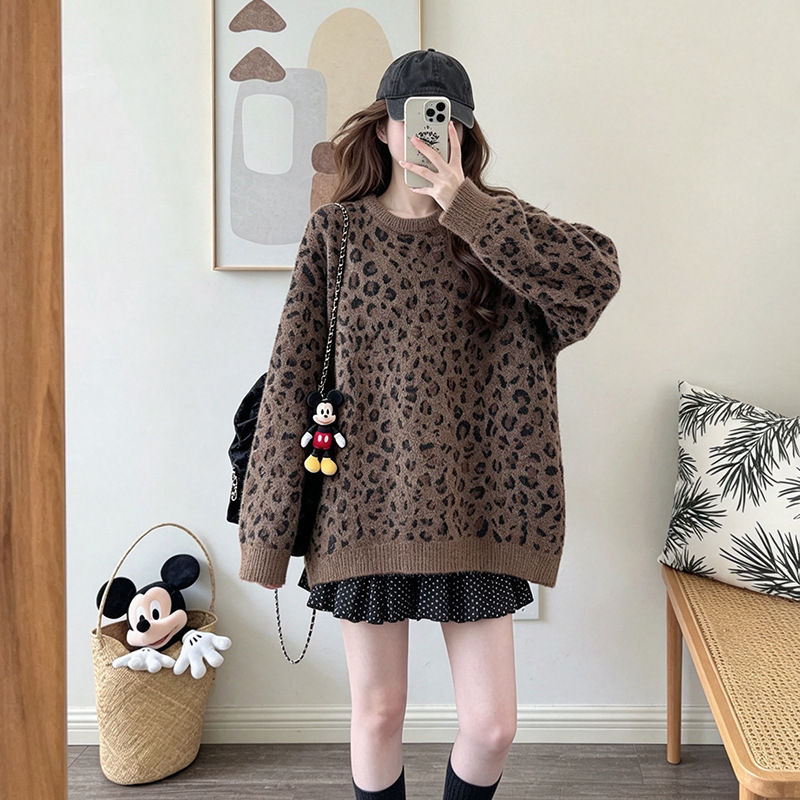 Leopard print round neck pullover sweater — image 5