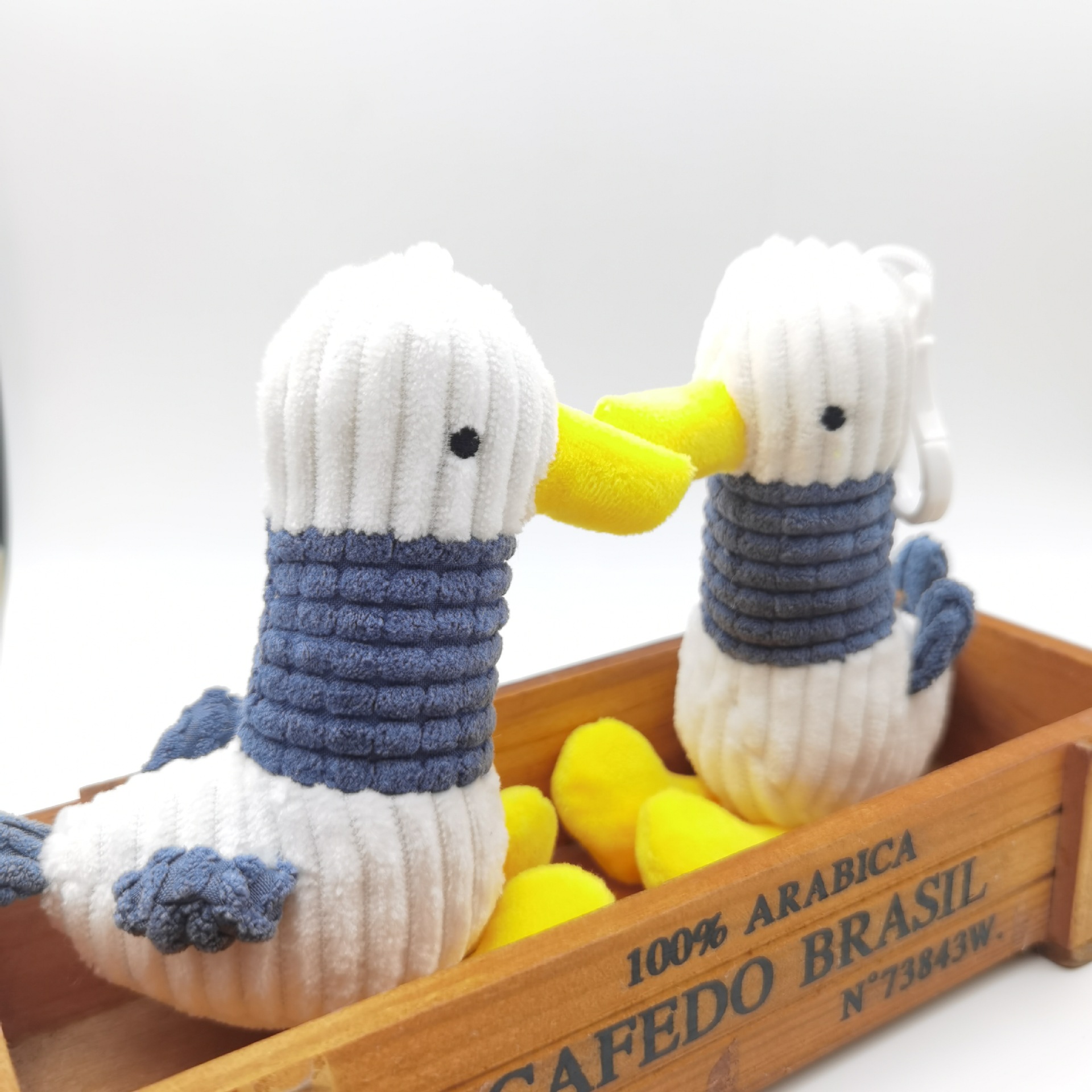 Muñeca de gaviota de peluche adorabilísima con gancho para mochila roja — imagen 5