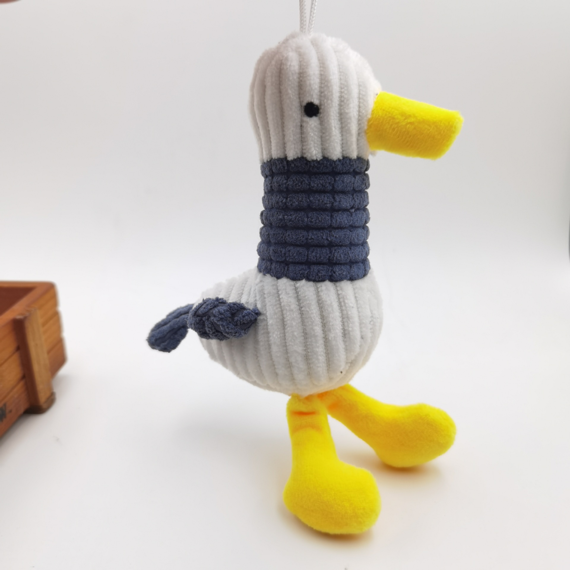 Muñeca de gaviota de peluche adorabilísima con gancho para mochila roja — imagen 4