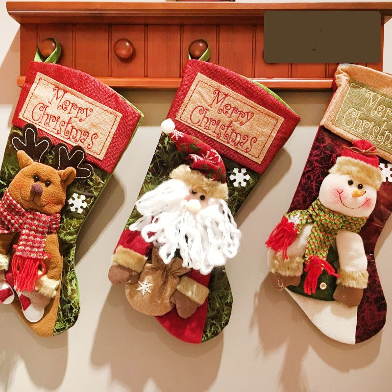 Calcetines de Navidad con Aplicaciones 3D de Osito de Nieve, Santa y Ciervo — imagen 3