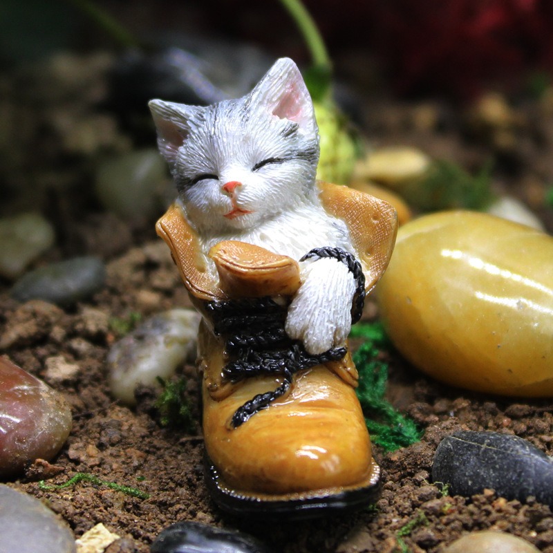 Miniatura de Gato Pequeño en Paisaje Floral de Resina para Decoración — imagen 3