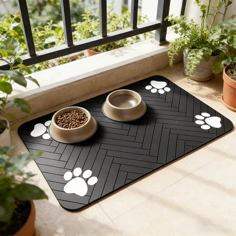 Manta de Alimentación para Mascotas - Placemat Absorbente para Comida y Agua con Aislamiento de Goma Impermeable, Seca Rápido para Perros y Gatos — imagen 4