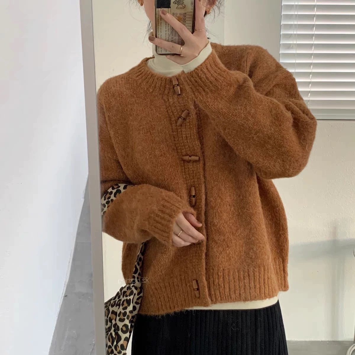 Lazy sweater women's short jacket round neck cow horn button jacket — image 3