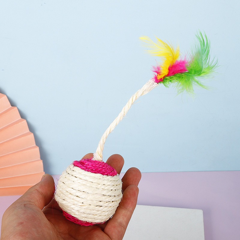 Pelota de sisal con plumas coloridas y sonajitas para gatos, corazón de tesoro felino — imagen 4