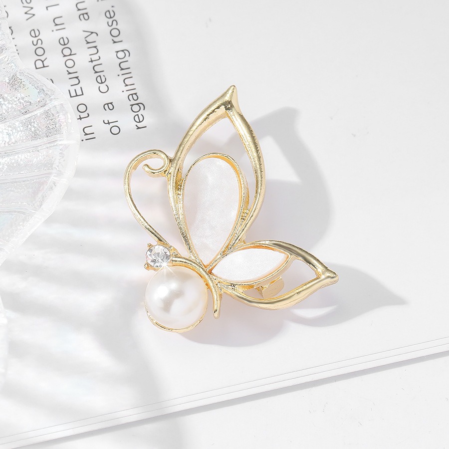 Nueva broche de mariposa de madreperla falsa, estilo hueco, para chaqueta de traje, accesorios de ropa, pins — imagen 3