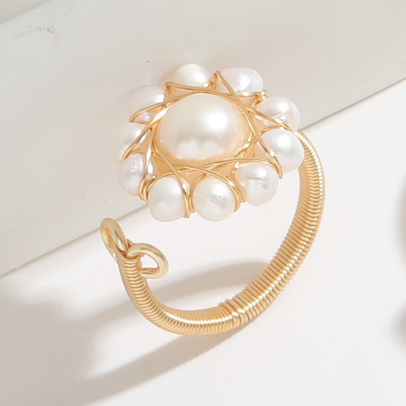 Anillo de Perlas Naturales de Agua en Mármol Rojo con Oro 14K Envuelto a Mano — imagen 5