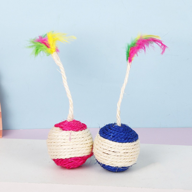 Pelota de sisal con plumas coloridas y sonajitas para gatos, corazón de tesoro felino — imagen 5