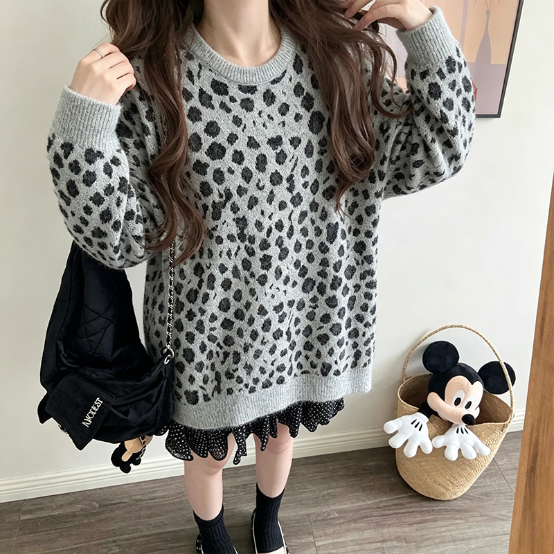 Leopard print round neck pullover sweater — image 4