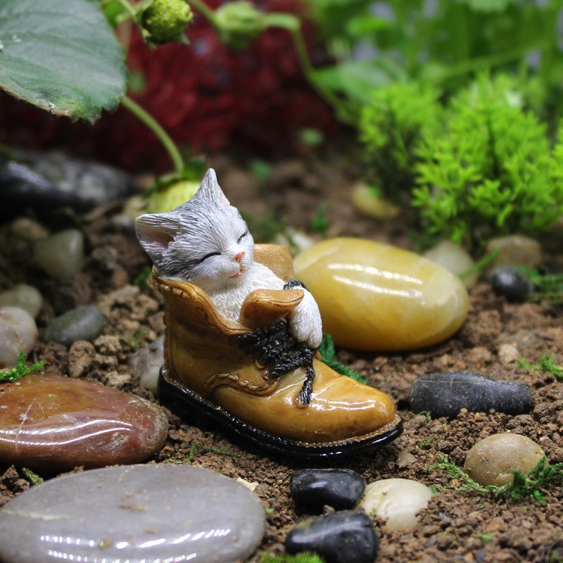 Miniatura de Gato Pequeño en Paisaje Floral de Resina para Decoración — imagen 2