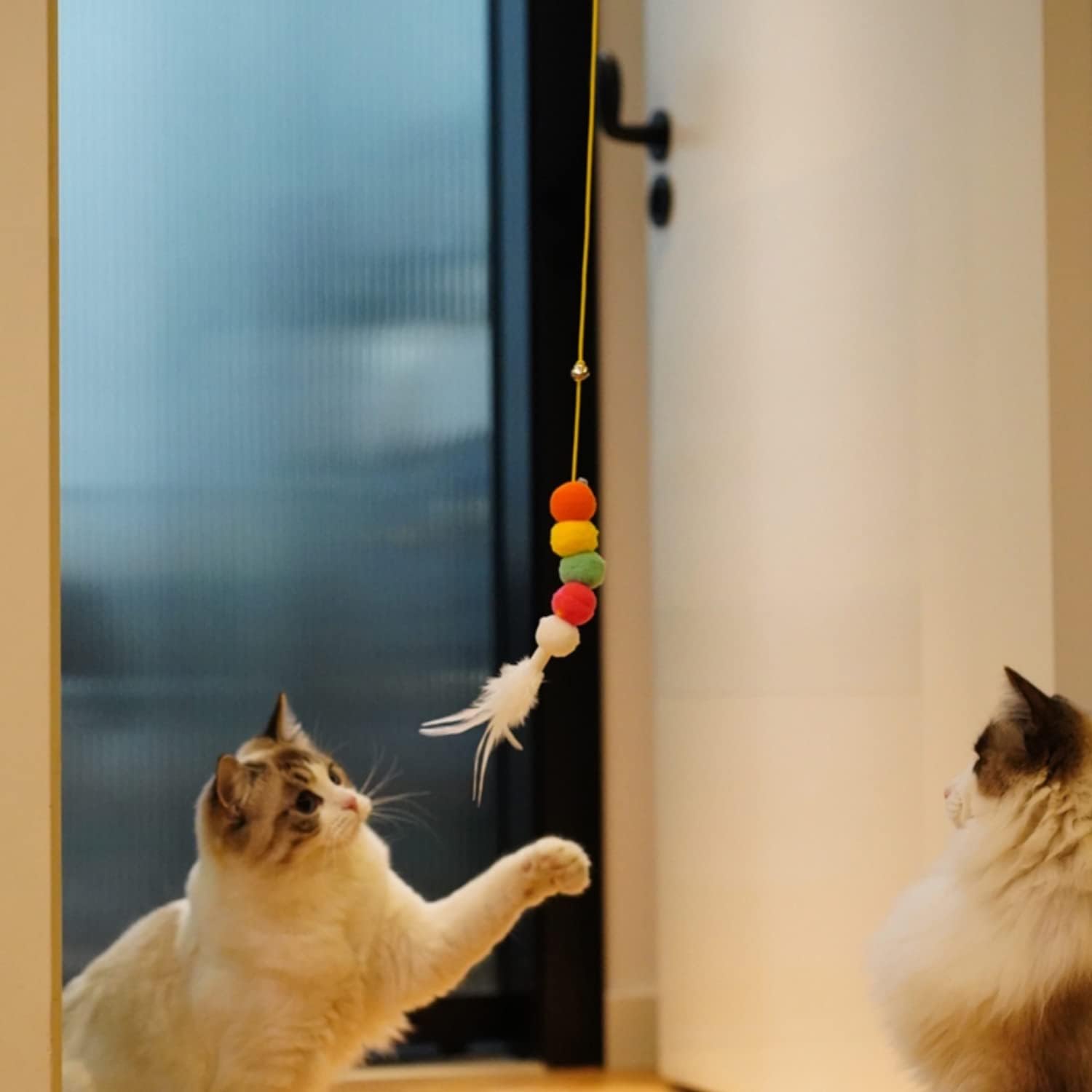 Juguetes para Gatos de Interior - Juguetes Interactivos para Gatos en Casa 200cm Colgador de Gato Autoestimulante con Cuerda Retráctil Nylon Alivio de Estrés — imagen 5