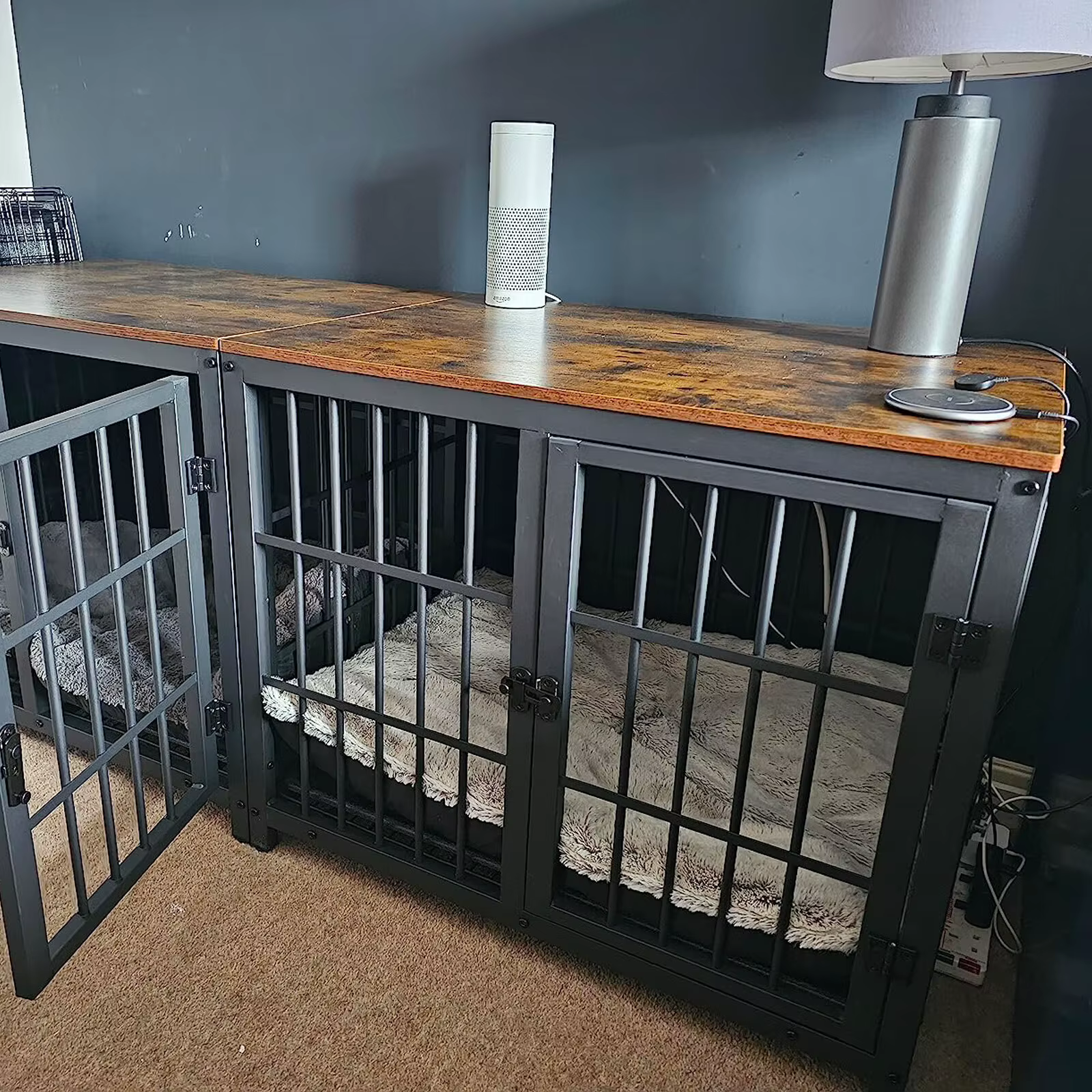 Caja de Perro en Madera Grande Estilo Decorativo con 3 Puertas y Mesa de Centro Elevada, Jaula para Mascotas con Accesorios Removibles — imagen 3