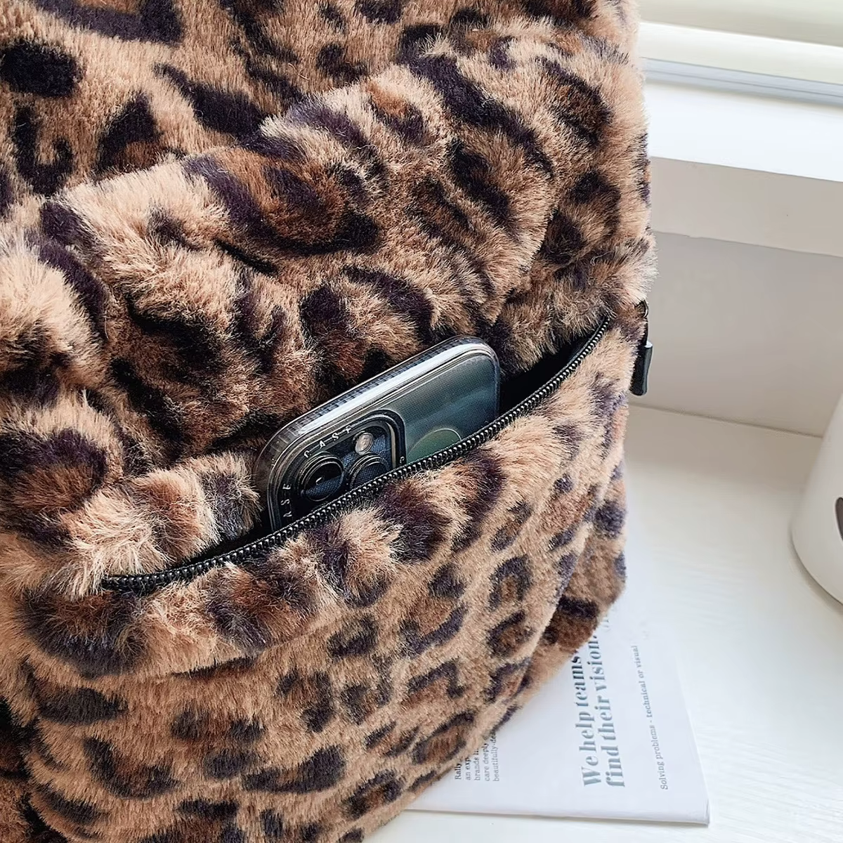 Mochila de Cuero Sofisticada con Diseño de Leopardo Marrón: Capacidad Grande para Comida y Equipaje, Cierre Seguro, Ajustable para Mujer — imagen 6