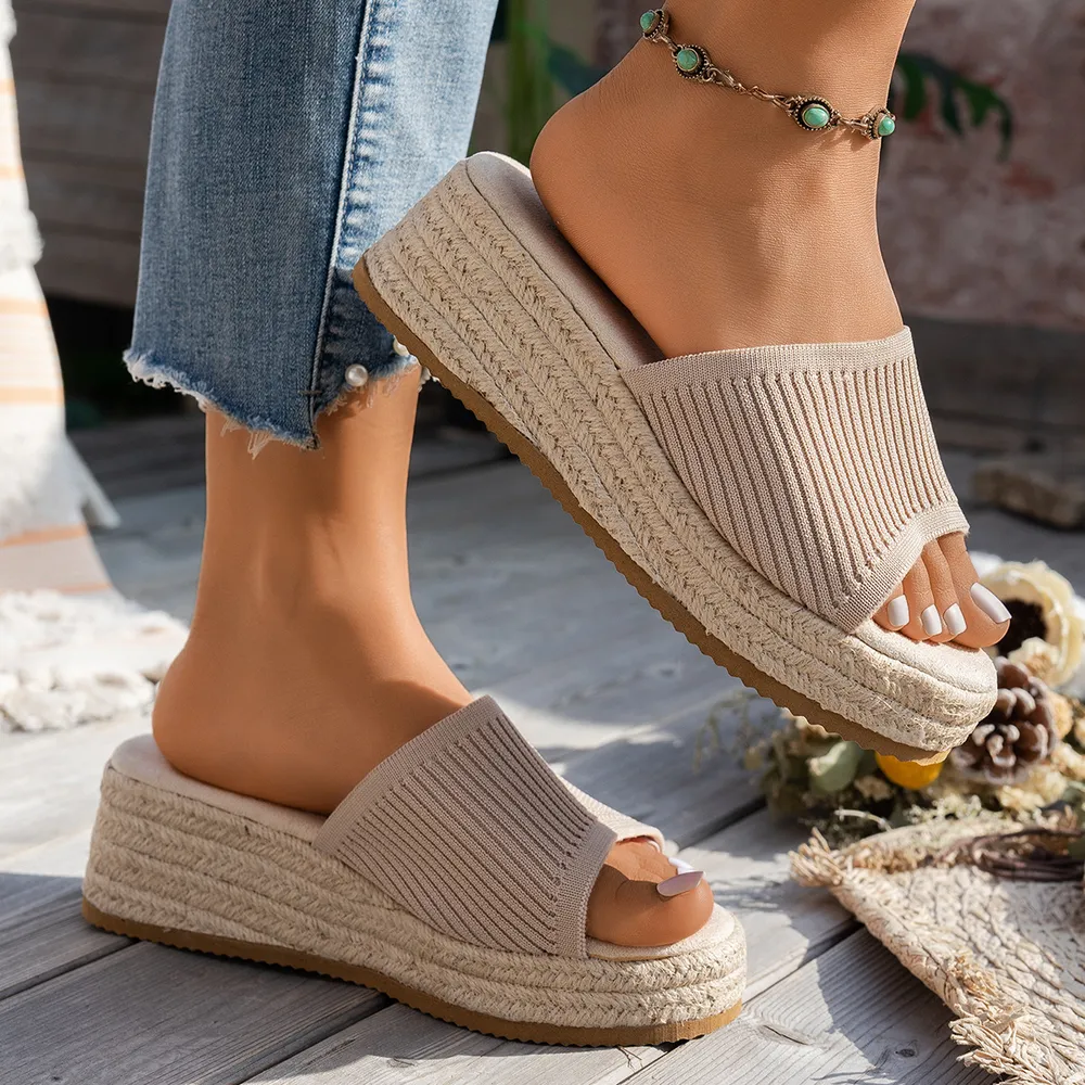 Straw woven sandals for women wearing fashionable fish mouth one-piece slippers for women — image 2