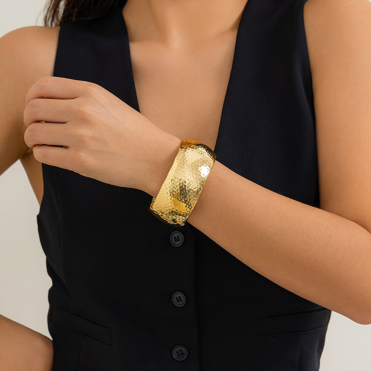 Cintillo de serpiente en metal con textura novedosa, diseño elegante para mujeres con apertura circular — imagen 8