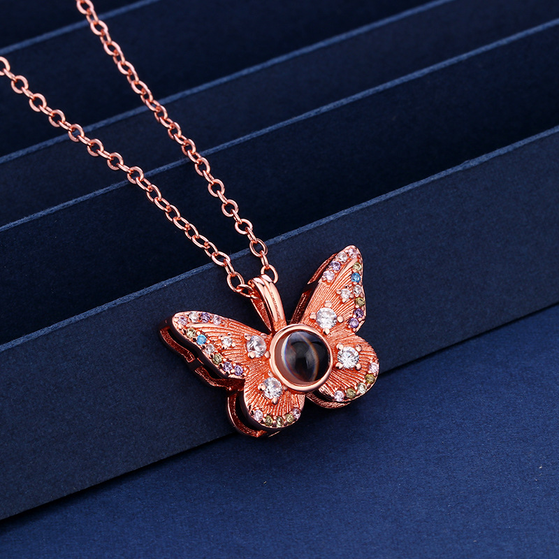 Colgante de Proyección de Mariposa Diamante Colorido Femenino 100 Idiomas Te Amo Foto HD — imagen 5