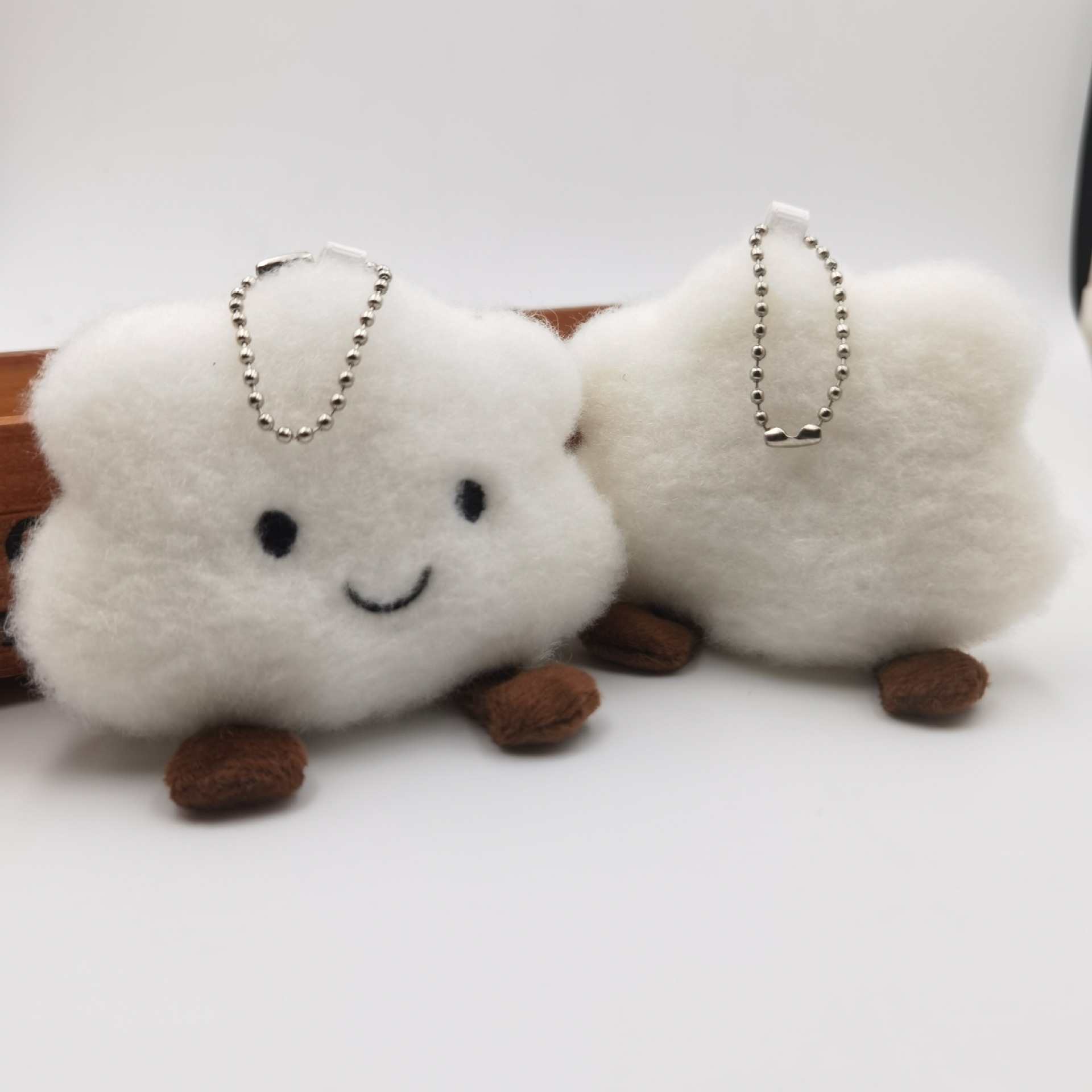 Muñecos de Cabeza de Animales de Peluche con Rostros Sonrientes y Nubes — imagen 4