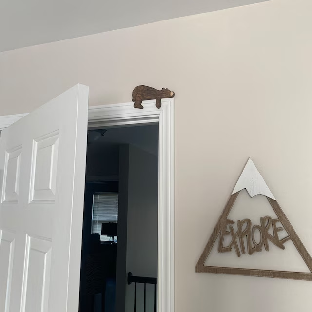Interesting animal brown bear room door top wooden decoration home creative door frame decoration ornaments — image 3