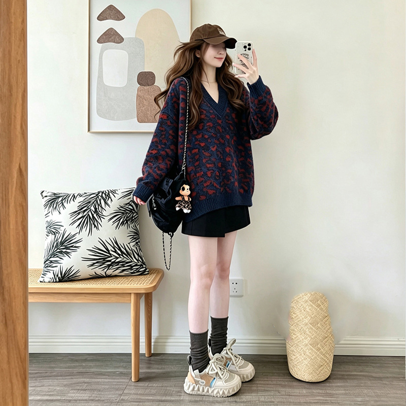 Leopard print V-neck pullover sweater — image 6