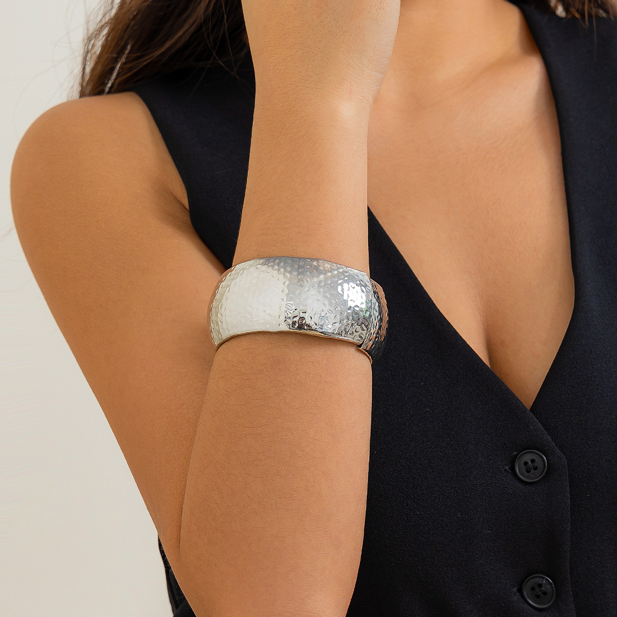Cintillo de serpiente en metal con textura novedosa, diseño elegante para mujeres con apertura circular — imagen 9