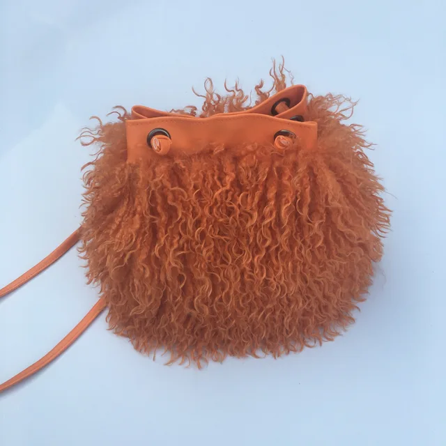 Bolso de cubo de lana de pelo largo para mujer, lujo, con piel de oveja mongol, estilo playa, piel de lana falsa, bolso de hombro de una mano — imagen 7