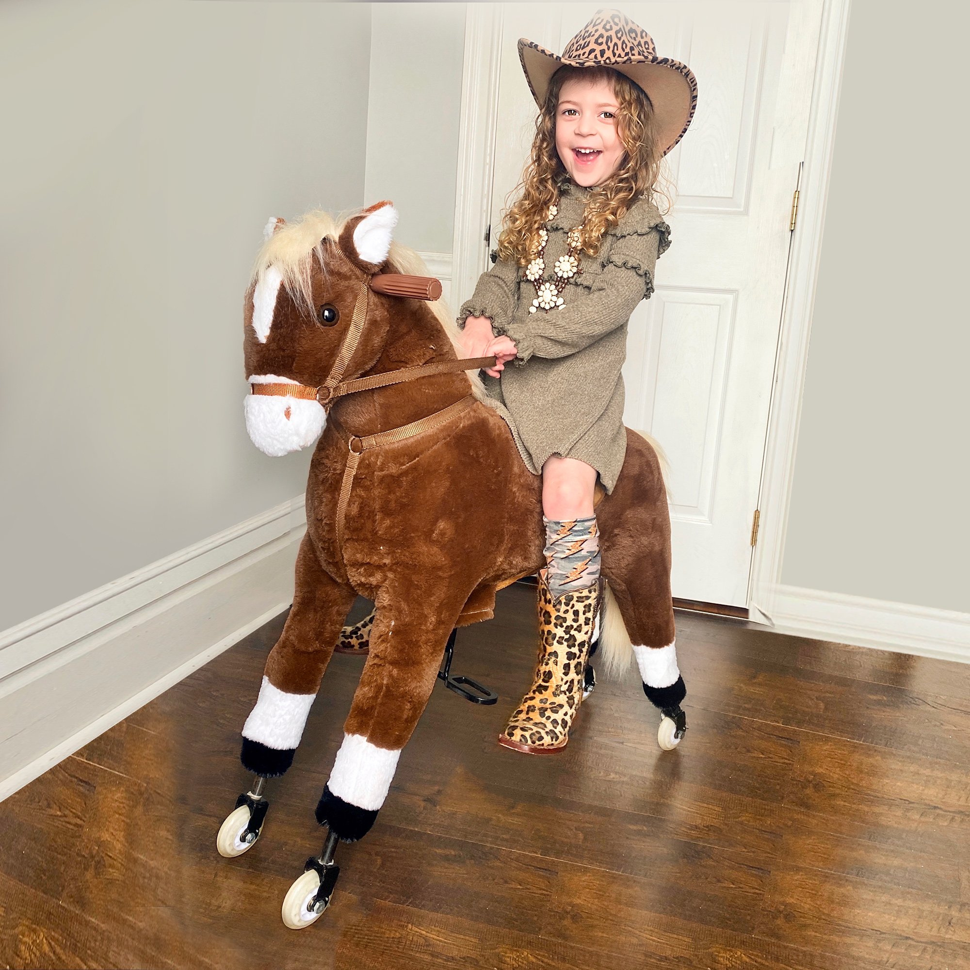Caballo de montar para niños con ruedas rodantes fáciles, cuerpo suave hinchable y tamaño grande para niños de 5 a 16 años — imagen 6