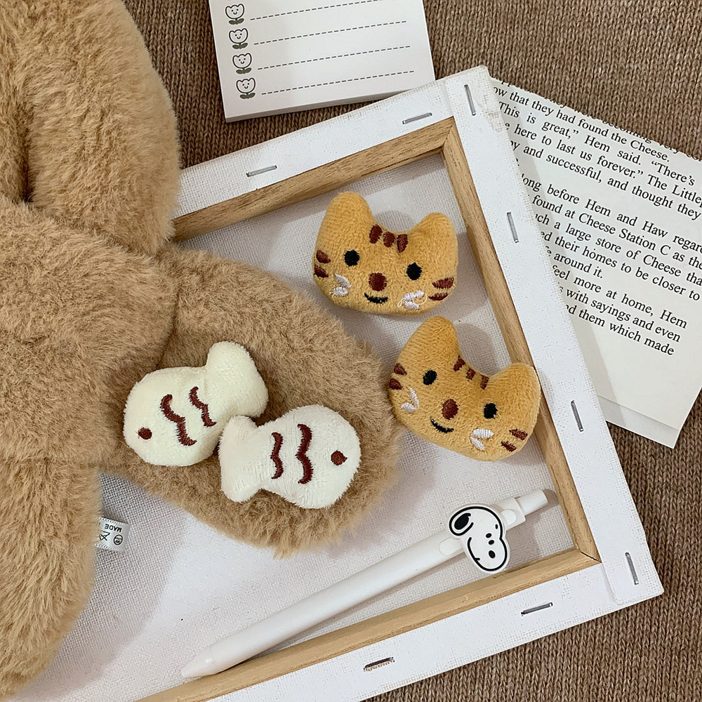 Broche de Peluche Estilo Ins de Gatito y Pez de Caricatura, Accesorio Creativo Japonés Adorable, Pin Decorativo con Personalidad para Estudiantes — imagen 3