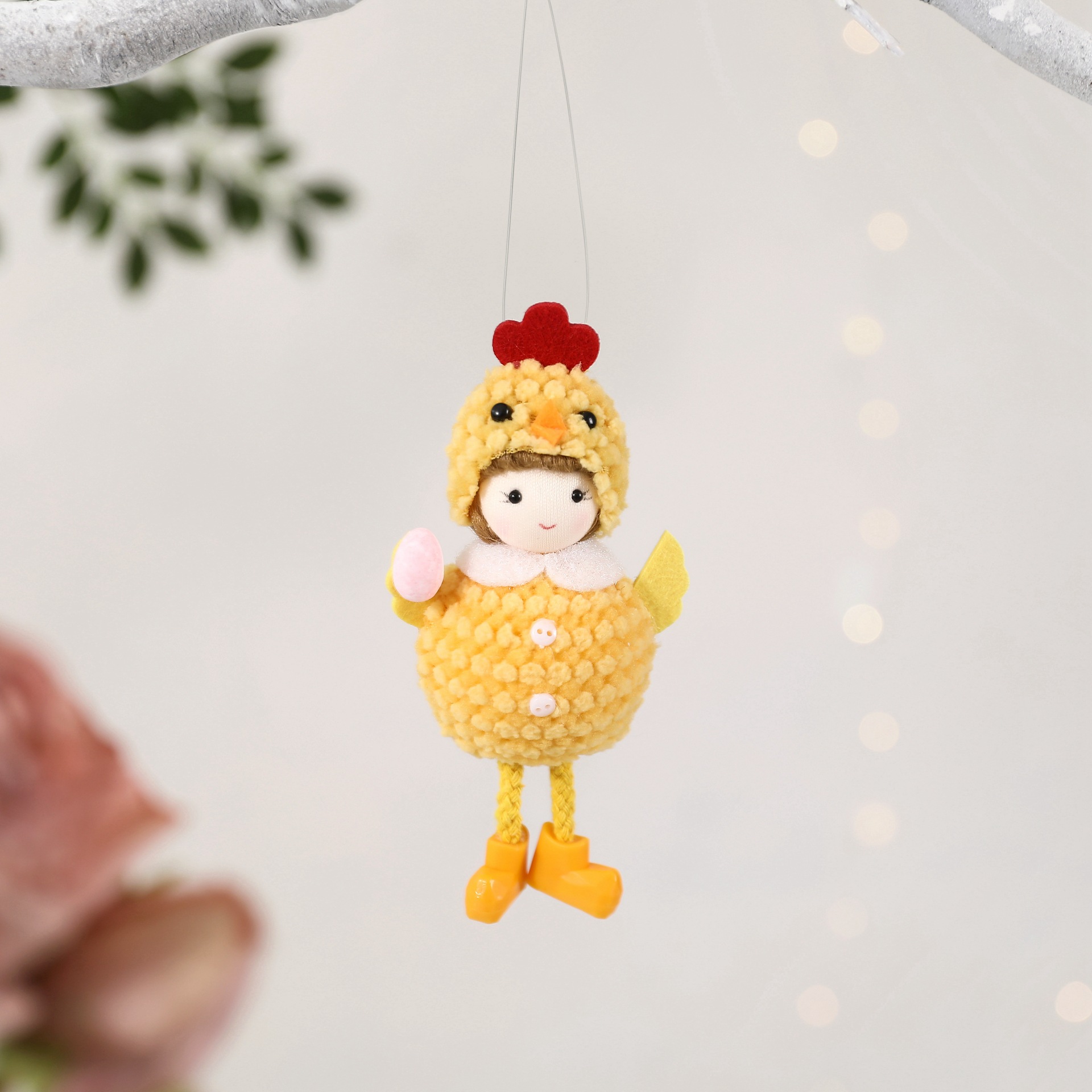Sombrero de Pollo Pascuas con Niña en el Estómago que Sostiene Huevo de Pascua, Decoración para Escenario de Fiesta — imagen 5